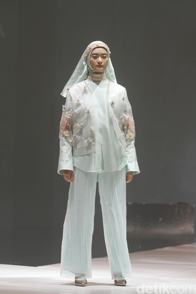 Ria Miranda menampilkan rancangan terbarunya untuk 2020 dengan mengambil tema Realita di The Hall Senayan City, Jakarta, Kamis [24/10/2019]. Foto: Mohammad Abduh/Wolipop