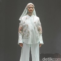 Ria Miranda menampilkan rancangan terbarunya untuk 2020 dengan mengambil tema Realita di The Hall Senayan City, Jakarta, Kamis [24/10/2019]. Foto: Mohammad Abduh/Wolipop