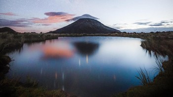Foto Bimasakti dan awan Magellan di atas Gunung Taranki, Selandia Baru yang dipotret oleh James Orr menjadi runner up kategori astronomi. Kamera: Canon 70D. Lensa: Tokina 11-16 f2.8. Foto: Royal Society Publishing Photography Competition