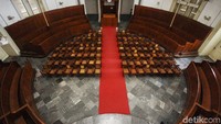 Bangku hingga karpet merah telah tertata rapi di dalam gereja.