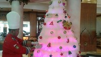 Sebuah hotel di Solo membuat mahakarya berupa pohon natal yang terbuat dari bahan tak biasa. Yaitu mi bihun yang disusun rapi seperti ini. Pantas saja warnanya putih yang kemudian dihias dengan pernak-pernik natal. Foto: Istimewa