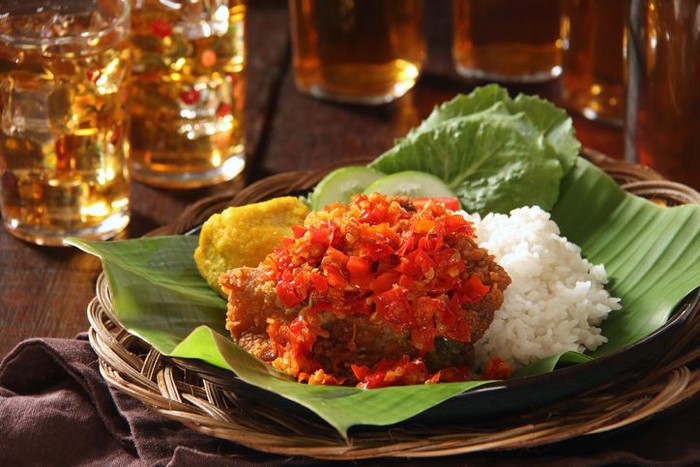 Resep Ayam Geprek Renyah Dengan Paduan Sambal Bawang Hingga Matah