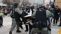 Namun aksi solidaritas untuk Uighur tersebut berakhir ricuh saat polisi anti huru-hara Hong Kong mencoba membubarkan massa. Kericuhan terjadi setelah sebuah kelompok kecil dari peserta aksi memindahkan bendera China dari bangunan pemerintah dekat lokasi dan mencoba membakarnya. 