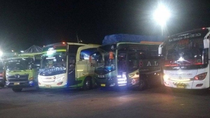 ANTARA FOTO/ Bus di Pelabuhan Merak, Senin (23/12/2019) malam