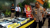 Kabid Humas Polda Metro Jaya Kombes Pol Yusri Yunus menunjukkan barang bukti berupa foto di Gedung Direktorat Krimsus Polda Metro Jaya, Senin (23/12/2019).