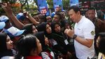 Pegawai SPBU Rebutan Foto Bareng Ahok