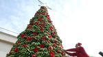 Nyam! Pohon Natal Ini Terbuat dari Makanan, Ada Petai hingga Donat