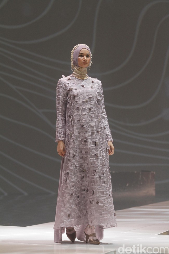 Ria Miranda menampilkan rancangan terbarunya untuk 2020 dengan mengambil tema Realita di The Hall Senayan City, Jakarta, Kamis [24/10/2019]. Foto: Mohammad Abduh/Wolipop