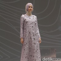 Ria Miranda menampilkan rancangan terbarunya untuk 2020 dengan mengambil tema Realita di The Hall Senayan City, Jakarta, Kamis [24/10/2019]. Foto: Mohammad Abduh/Wolipop