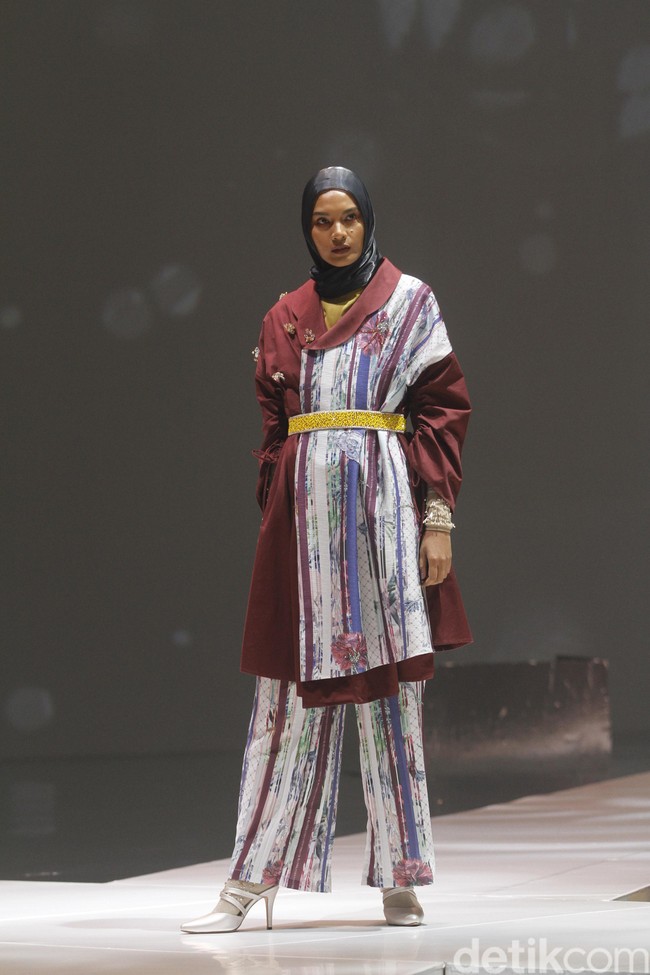 Ria Miranda menampilkan rancangan terbarunya untuk 2020 dengan mengambil tema Realita di The Hall Senayan City, Jakarta, Kamis [24/10/2019]. Foto: Mohammad Abduh/Wolipop
