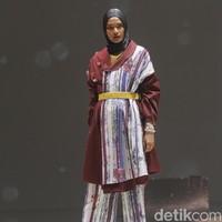 Ria Miranda menampilkan rancangan terbarunya untuk 2020 dengan mengambil tema Realita di The Hall Senayan City, Jakarta, Kamis [24/10/2019]. Foto: Mohammad Abduh/Wolipop