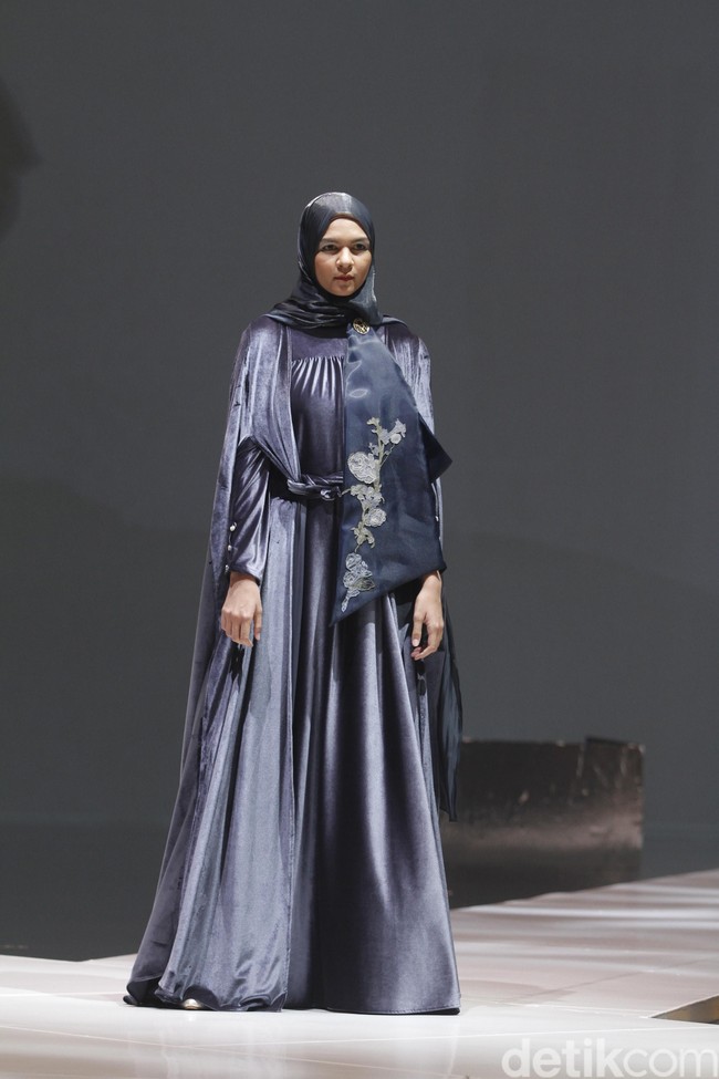 Ria Miranda menampilkan rancangan terbarunya untuk 2020 dengan mengambil tema Realita di The Hall Senayan City, Jakarta, Kamis [24/10/2019]. Foto: Mohammad Abduh/Wolipop