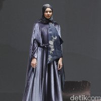 Ria Miranda menampilkan rancangan terbarunya untuk 2020 dengan mengambil tema Realita di The Hall Senayan City, Jakarta, Kamis [24/10/2019]. Foto: Mohammad Abduh/Wolipop