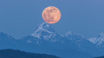 Foto Supermoon yang diabadikan Loren Merrill menjadi honourable mention di kategori  astronomi. Kamera: Canon 7D Mark II. Exposure time 1/80th sec, Focal length 400mm, ISO  640. Foto: Royal Society Publishing Photography Competition