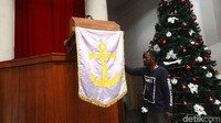 Petugas masih merapikan sudut-sudut gereja.