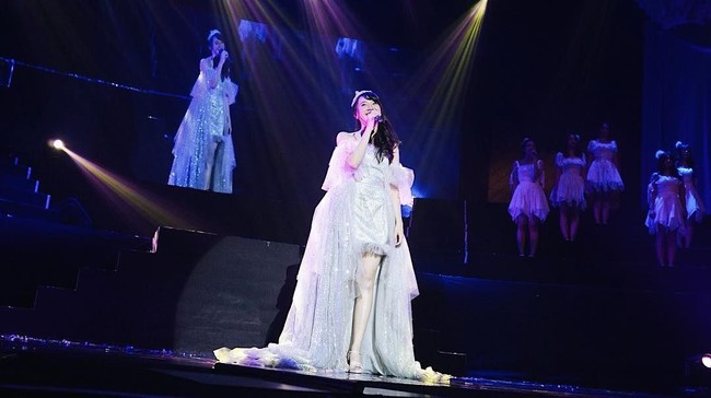 Shania bersolek bak princess ketika beraksi di panggung. (Foto: Instagram/@shanju)