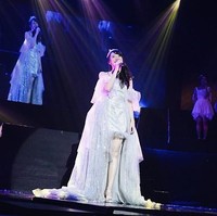 Shania bersolek bak princess ketika beraksi di panggung. (Foto: Instagram/@shanju)