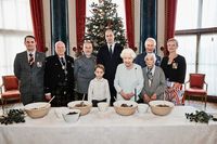 Intip Momen Pangeran George Bikin Christmas Pudding Bareng Ratu Elizabeth