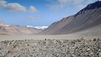 Siapa bilang Antartika cuma punya salju? Di paling selatan Antartika ada The Wright Dry Valley, gurun terkering dunia. (iStock)