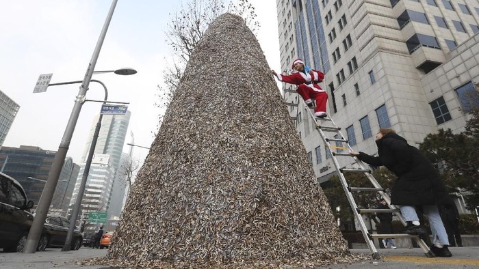 Sejumlah kelompok aktivis lingkungan di Korea Selatan sukses membuat pohon Natal dari puntung rokok. Penasaran?