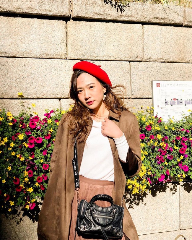 Shania tampil chic dengan topi baret merah yang mencolok. (Foto: Instagram/@shanju)