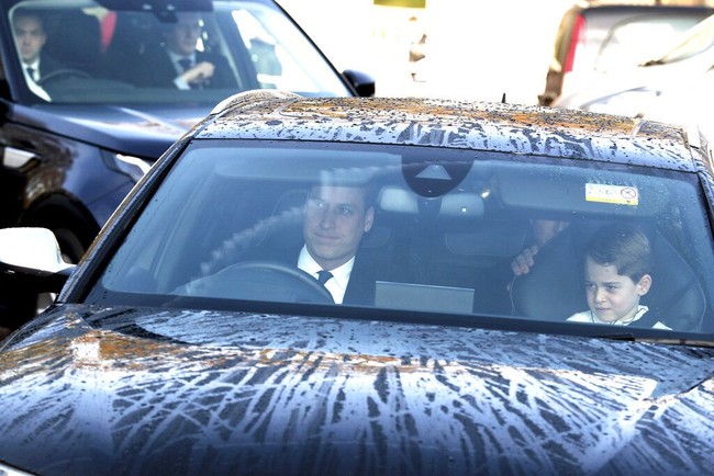 Keluarga Kerajaan Inggris punya beberapa tradisi Natal, salah satunya jamuan resmi yang diadakan Ratu Elizabeth sepekan sebelum Natal. Foto ini memperlihatkan Pangeran William dan Pangeran George tiba di Istana Buckingham untuk menghadiri jamuan tersebut pada 18 Desember lalu. (Foto: Aaron Chown/PA via AP)