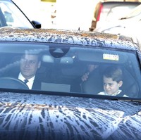 Keluarga Kerajaan Inggris punya beberapa tradisi Natal, salah satunya jamuan resmi yang diadakan Ratu Elizabeth sepekan sebelum Natal. Foto ini memperlihatkan Pangeran William dan Pangeran George tiba di Istana Buckingham untuk menghadiri jamuan tersebut pada 18 Desember lalu. (Foto: Aaron Chown/PA via AP)