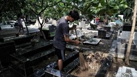 Di samping gereja juga terletak sejumlah makam keturunan Portugis. Hanya mereka yang beragama nasrani dan keturuna Portugis asli yang bisa dimakamkan di sini.
