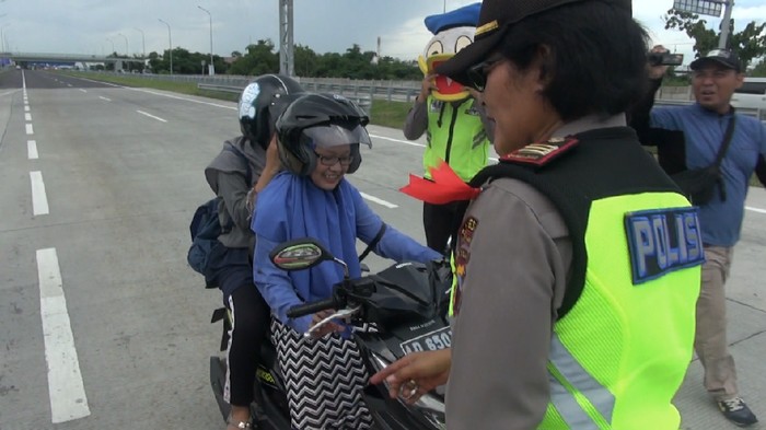 Cewek Pemotor Ini Nyaris Masuk Tol, Langsung Disergap Polisi. Foto: Kartika Bagus