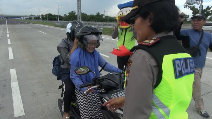 Cewek Pemotor Ini Nyaris Masuk Tol, Langsung Disergap Polisi. Foto: Kartika Bagus Cewek Pemotor Ini Nyaris Masuk Tol, Langsung Disergap Polisi. Foto: Kartika Bagus