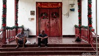 Namun karena merasa tidak bebas di bawah Belanda, para leluhur orang Tugu pun melarikan diri ke Kampung Tugu yang dahulu masih hutan dan rawa.