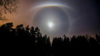 Foto fenomena Halo Bulan karya Mikhail Kapychka menjadi jawara di kategori astronomi. Kamera: Canon 5d mark2, canon 16-35mm 2.8, f / 4.5, ISO-800, 30s. Foto: Royal Society Publishing Photography Competition