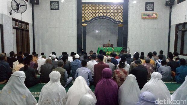 Tiba di Rumah Duka di Banjarnegara, Mahasiswi Unsika Langsung Dimakamkan