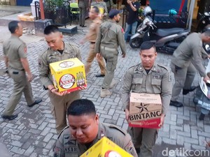 Tim Gabungan Pemkot Makassar Razia Miras di Kawasan Losari