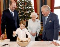 Intip Momen Pangeran George Bikin Christmas Pudding Bareng Ratu Elizabeth