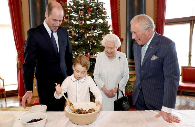 Pangeran George semangat menyambut Natal. Foto yang dirilis Kerajaan Inggris, Sabtu (21/12/2019), memperlihatkan Pangeran William, Ratu Elizabeth II  dan Pangeran Charles mengamati Pangeran George yang sibuk mengaduk adonan christmas pudding. (Foto: Chris Jackson/Buckingham Palace via Getty Images)