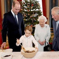 Pangeran George semangat menyambut Natal. Foto yang dirilis Kerajaan Inggris, Sabtu (21/12/2019), memperlihatkan Pangeran William, Ratu Elizabeth II  dan Pangeran Charles mengamati Pangeran George yang sibuk mengaduk adonan christmas pudding. (Foto: Chris Jackson/Buckingham Palace via Getty Images)