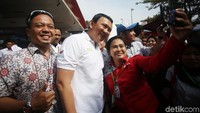 Komisaris Utama Pertamina Basuki Tjahaja Purnama (Ahok) menjadi rebutan foto bersama pegawai SPBU Pertamina di Jalan MT Haryono, Jakarta Selatan, Senin (23/12/2019).