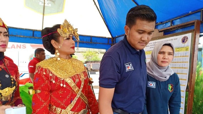 Foto: Polisi cek urine sopir angkutan bus di Terminal Lebak Bulus (Faisal/detikcom)