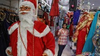 Menyambut Natal dan Tahun Baru 2020 beragam toko menawarkan diskon besar-besaran untuk menarik minat berbelanja para pengunjung.