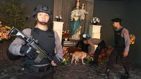 Sejumlah petugas kepolisian melakukan sterilisasi dan pengamanan di Gereja Katolik Sano Mikael, Surabaya, pada senin (23/12) lalu. Antara Foto/Didik Suhartono.