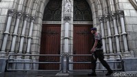 Tim Gegana melakukan sterilisasi di Gereja Katedral, Jakarta, Selasa (24/12/2019).