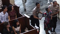 Personel kepolisian turut membantu sejumlah jemaat.