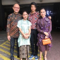 Kondangan bersama suaminya yang pilot Garuda dan kedua anaknya yang sudah beranjak dewasa, Iis Dahlia tampak menenteng clutch Hermes berwarna oranye seharga ratusan juta rupiah. Foto: Dok. Instagram