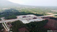 Kendaraan yang melintas mayoritas mobil pribadi. 