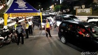 Pantauan detikcom, Selasa (24/12/2019) pada pukul 22.03 WIB, arus kendaraan bermotor menuju Malioboro sempat mengalami perlambatan.