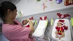 Gemas! Bayi di Thailand Pakai Kostum Sinterklas Untuk Sambut Natal