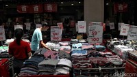 Diskon akhir tahun memang menjadi salah satu hal yang dinanti oleh masyarakat, tak heran banyak warga yang mendatangi pusat perbelanjaan maupun toko-toko lainnya untuk memburu diskon besar-besaran.