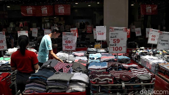 Diskon akhir tahun jadi hal yang paling ditunggu oleh banyak orang. Di Pasar Baru, sejumlah toko menawarkan diskon dan promo menarik bagi para pengunjungnya.
