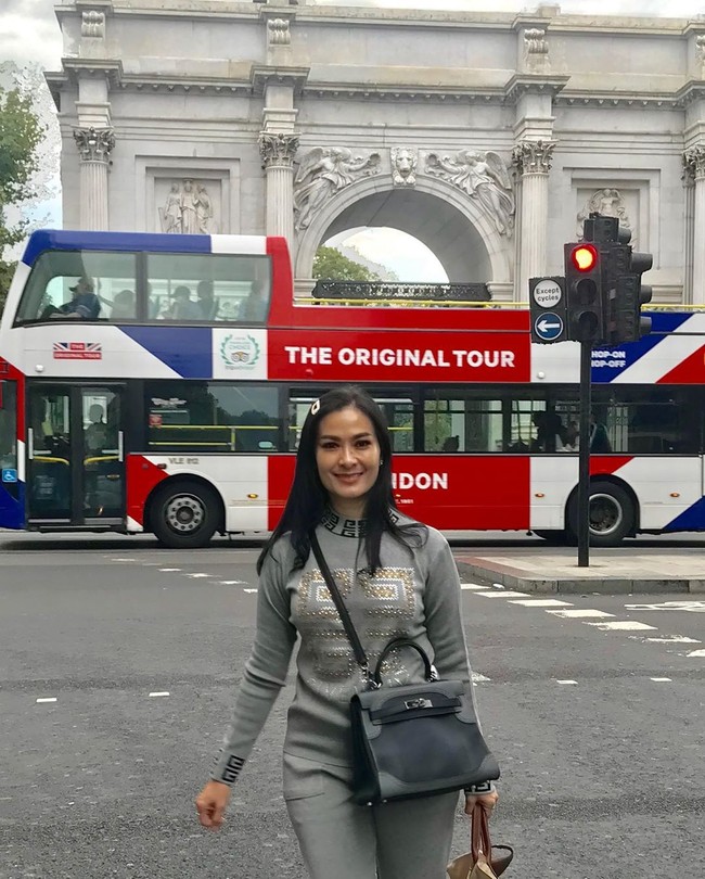 Iis Dahlia yang dikenal sebagai penyanyi dangdut tengah dituding menghina driver ojek online. Iis sudah membantah tudingan tersebut. Dalam kesehariannya, Iis yang menjadi pembawa acara Pagi Pagi Pasti Happy itu kerap tampil dengan busana branded mulai dari sepatu hingga tas. Salah satunya fotonya saat berada di London ini, Iis tampak membawa tas Hermes Kelly berwarna hitam yang harganya mencapai Rp 250 juta. Foto: Dok. Instagram